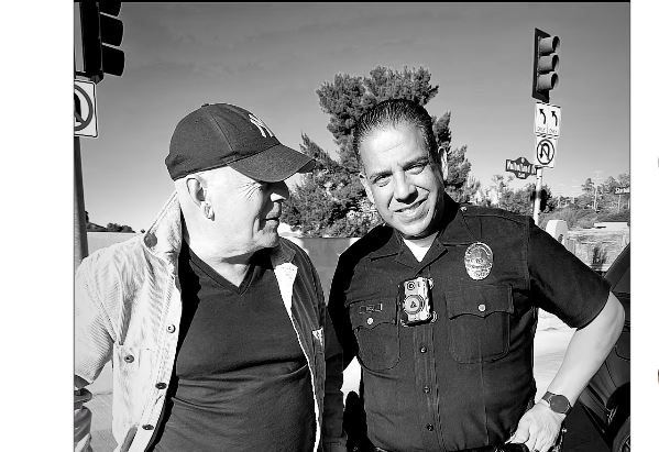 VIDEO Bruce Willis, prima ieşire publică de când a fost diagnosticat cu demenţă. Starul a mulțumit unor polițiști din Los Angeles