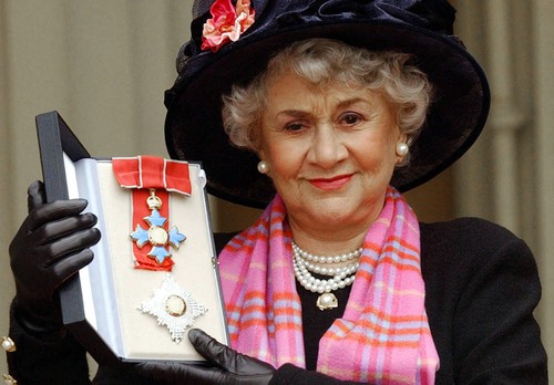 A murit celebra actriță Joan Plowright, văduva lui Laurence Olivier