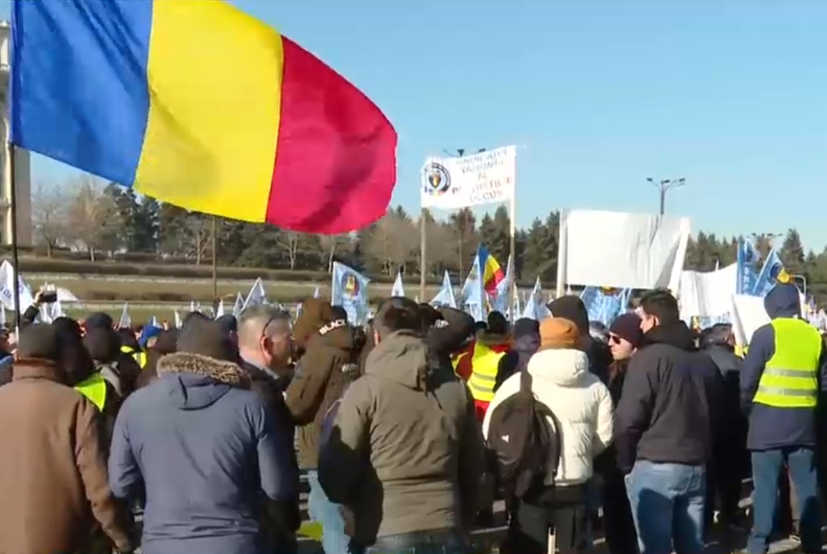 Protest al polițiștilor faţă de prevederile „ordonanţei trenuleţ” în Capitală. Mii de manifestanți s-au strâns în Piața Constituției