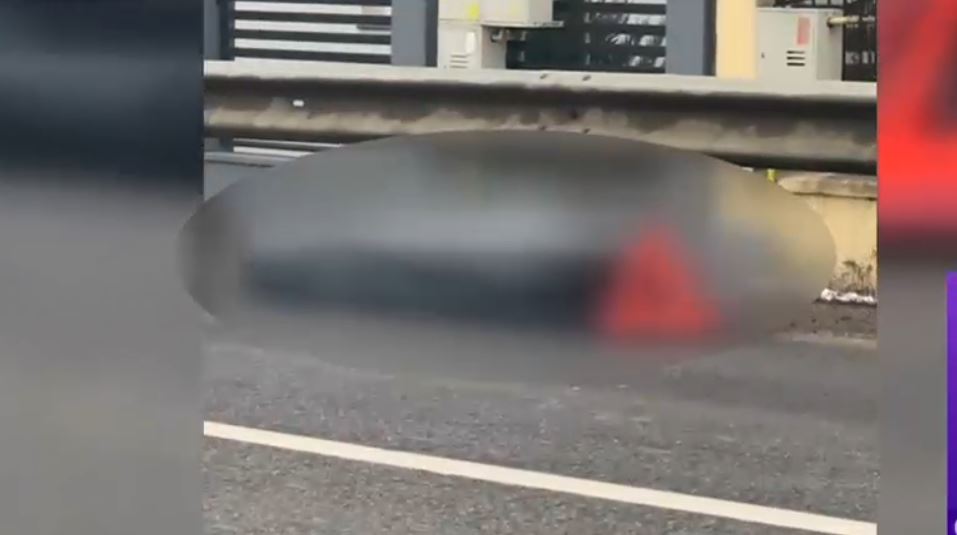 Incident macabru: Un cadavru a ajuns pe o șosea din Maramureș, după ce a căzut din mașina mortuară