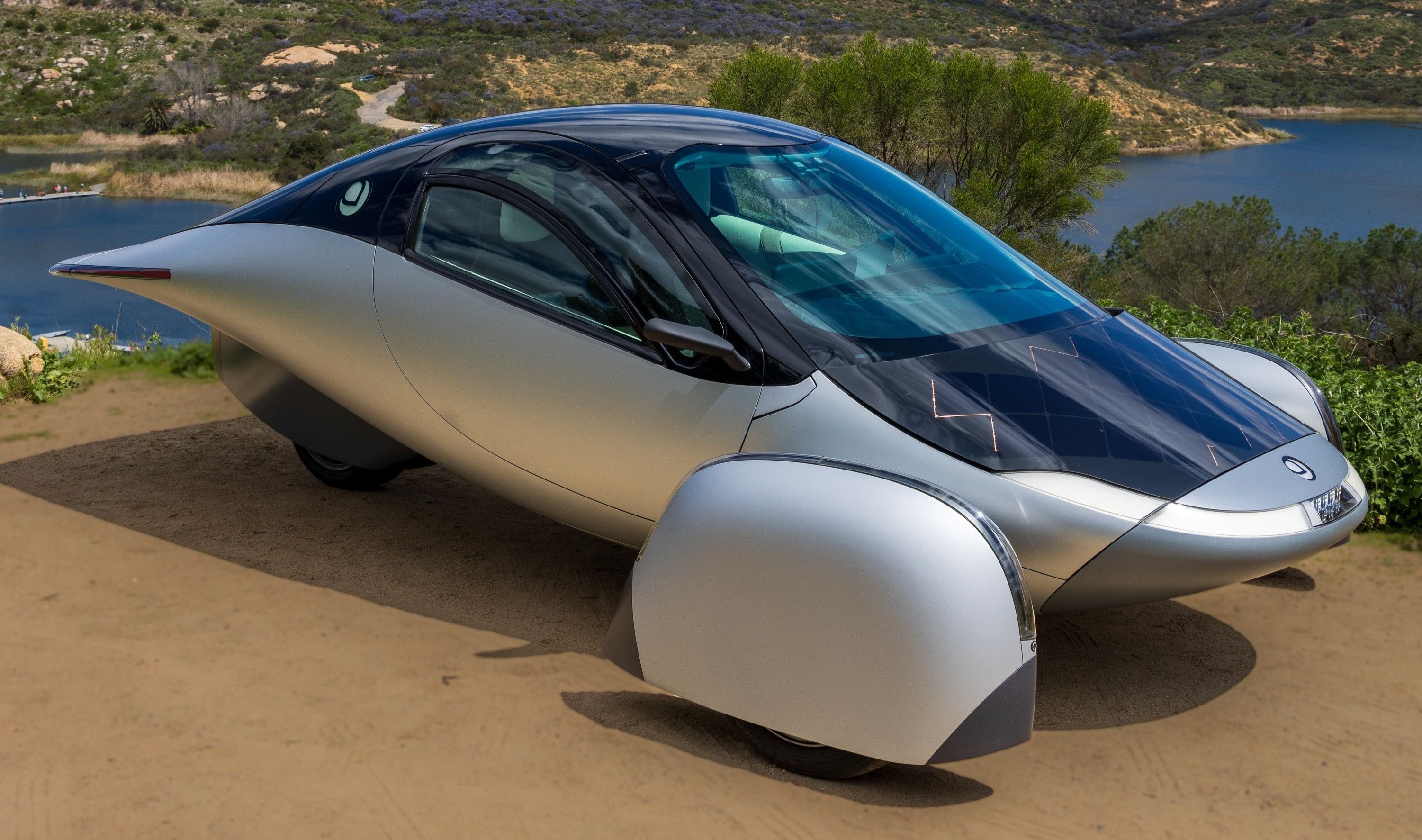 Cum funcționează noul vehicul electric solar care poate parcurge distanțe mari doar cu energia soarelui