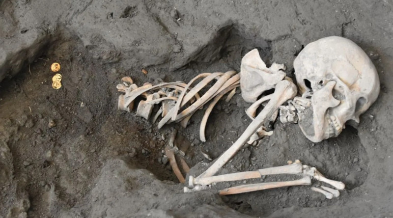 schelet-femeie-pompeii-excavații