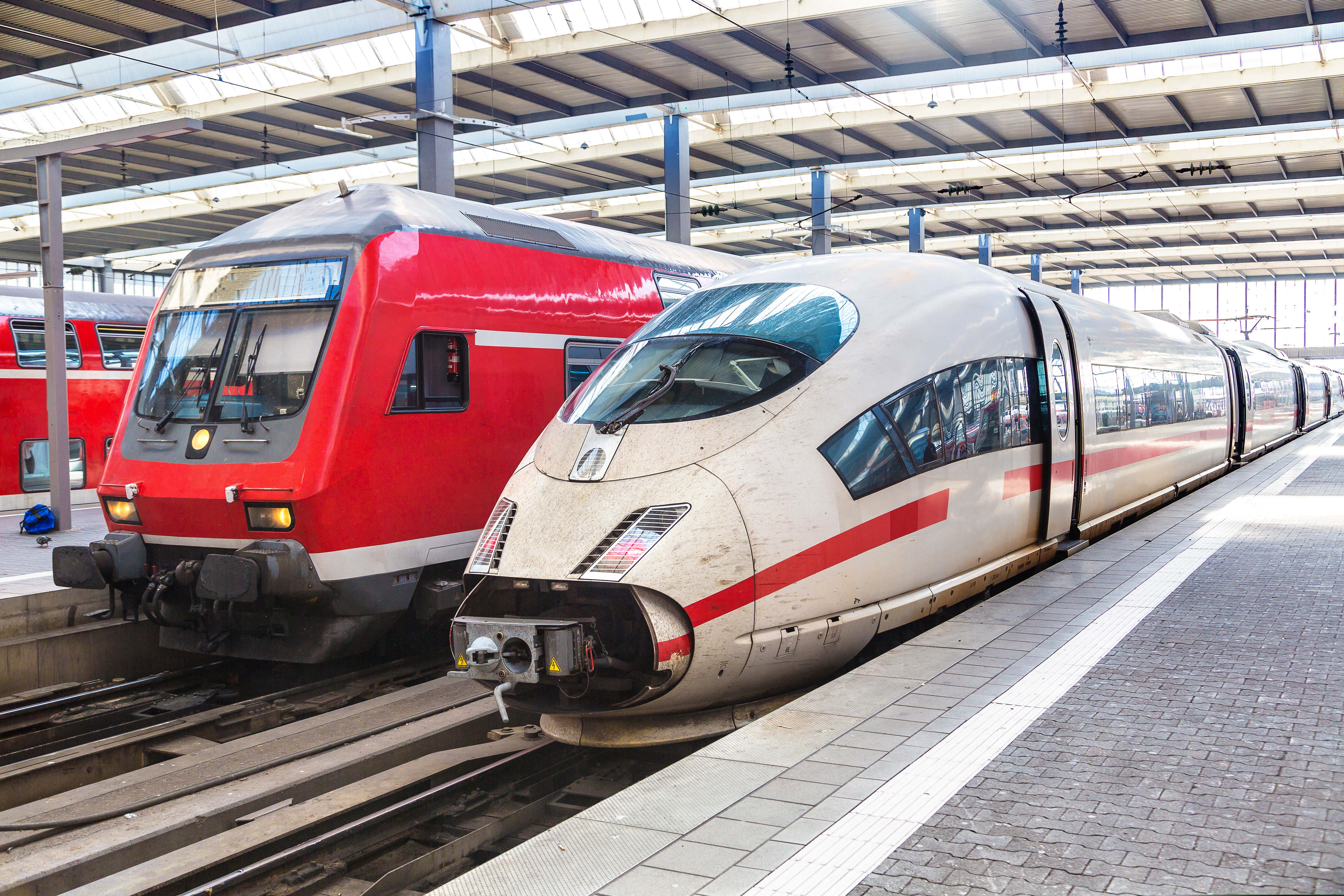 Agătaț de tren, la 282 km/h: aventura unui bărbat după ce a coborât să fumeze o țigară într-o gară
