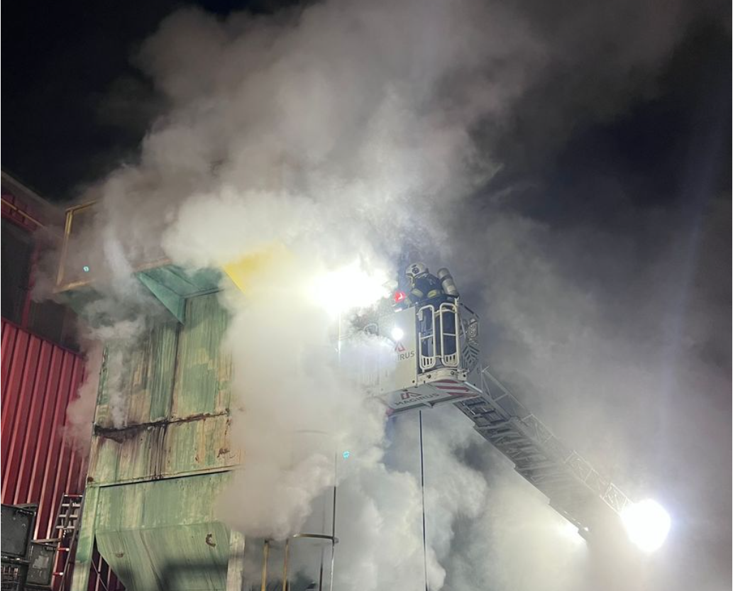 Incendiu puternic într-o hală din Sibiu: 84 de persoane s-au autoevacuat