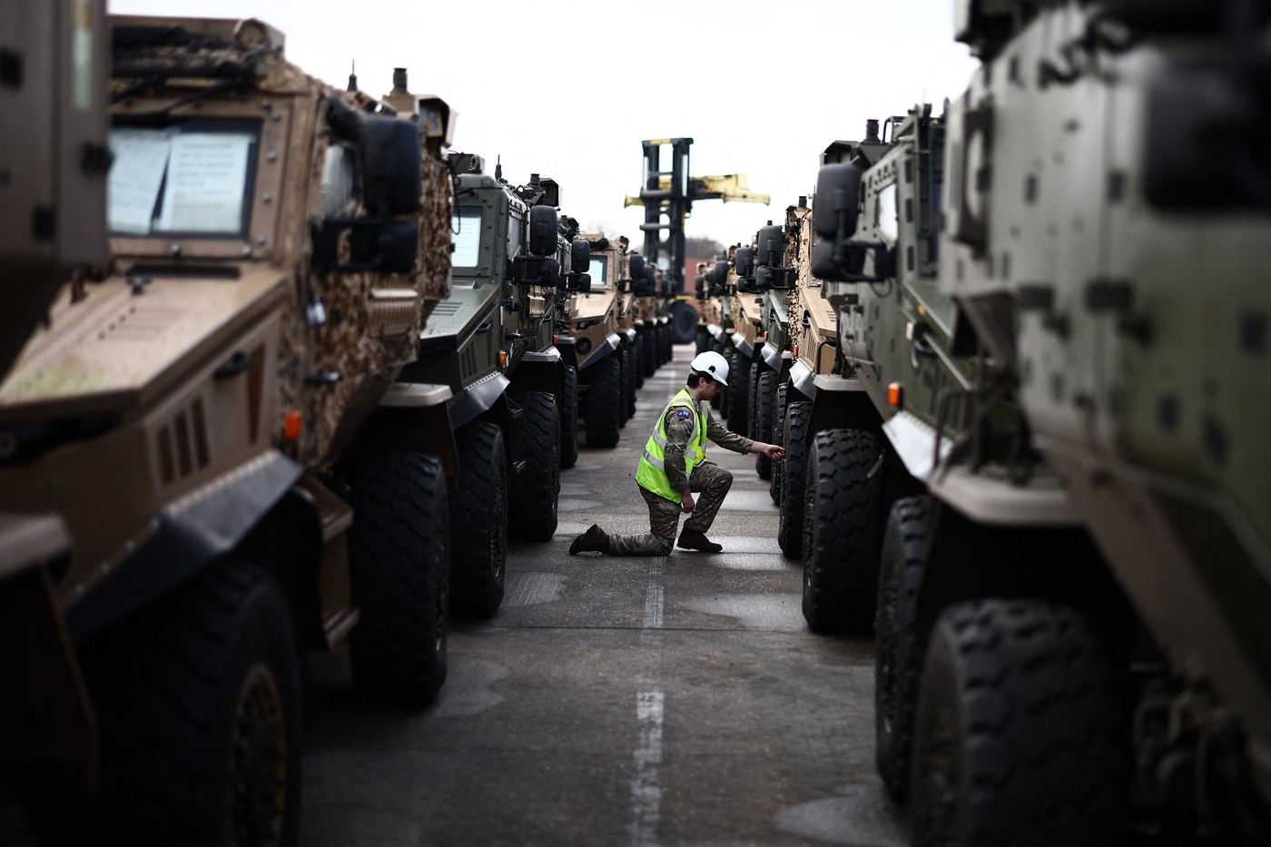 Cel mai mare exercițiu NATO din Europa de Est: sute de vehicule militare britanice, încărcate pe feriboturi și trimise în România