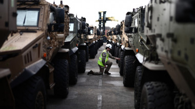 Sute de Vehicule militare britanice încărcate pe feriboturi