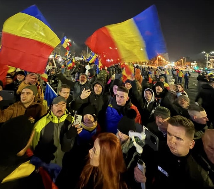 Sute de persoane au participat la un protest AUR în Piața Victoriei. George Simion anunță manifestații, sâmbătă, în toată țara
