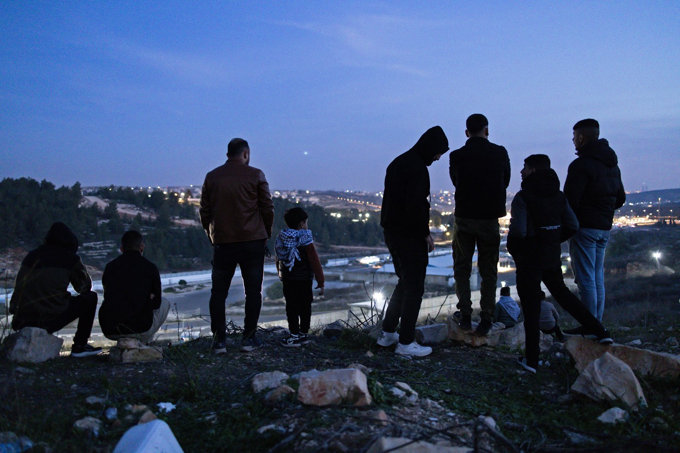 Palestinienii așteaptă ca prizonierii să fie eliberați de Israel. Sute de oameni s-au strâns pe un deal de unde văd închisoarea Ofer