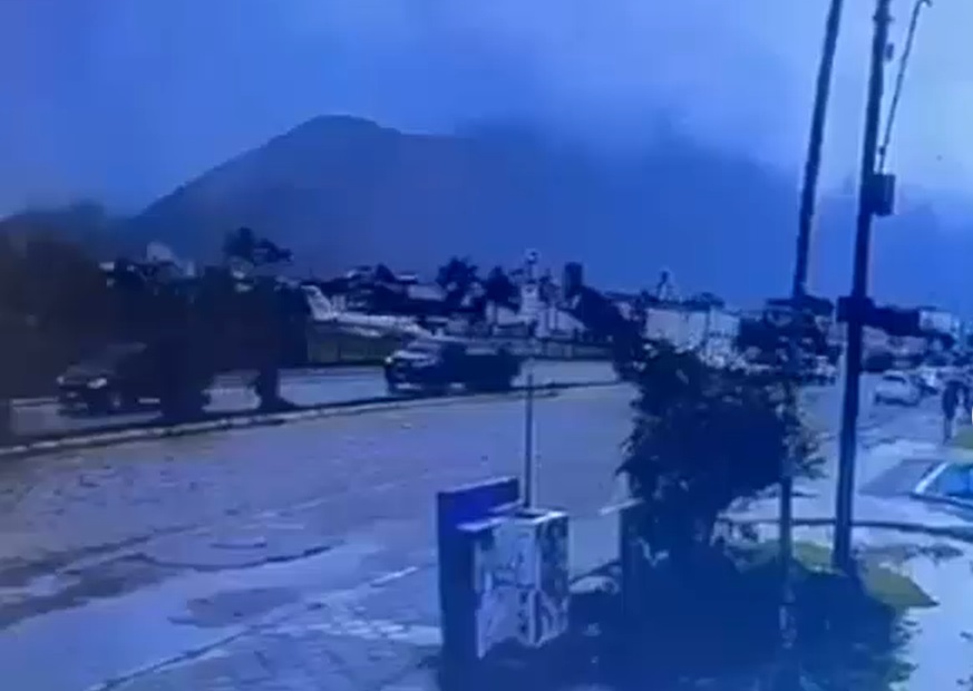 Un avion de mici dimensiuni, cu cinci oameni la bord, s-a prăbușit pe coasta Braziliei. Momentul exploziei a fost surprins de o cameră