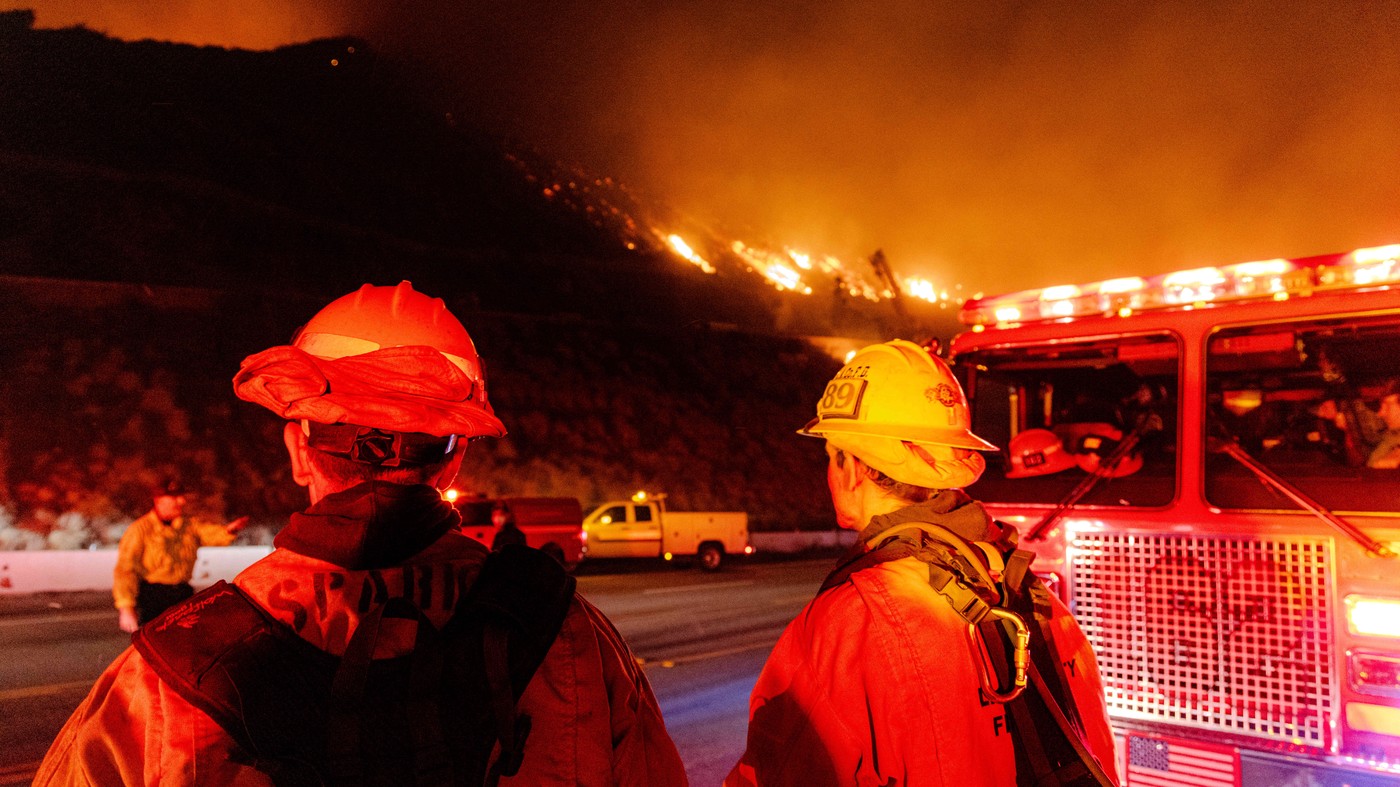 California se luptă cu „Madre”, cel mai mare incendiu de vegetație din acest an. Peste 300 de pompieri mobilizați să stingă flăcările