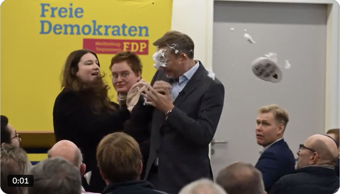 Fostul ministru de Finanţe al Germaniei, atacat cu spumă de ras în campania electorală. Cine este Christian Lindner