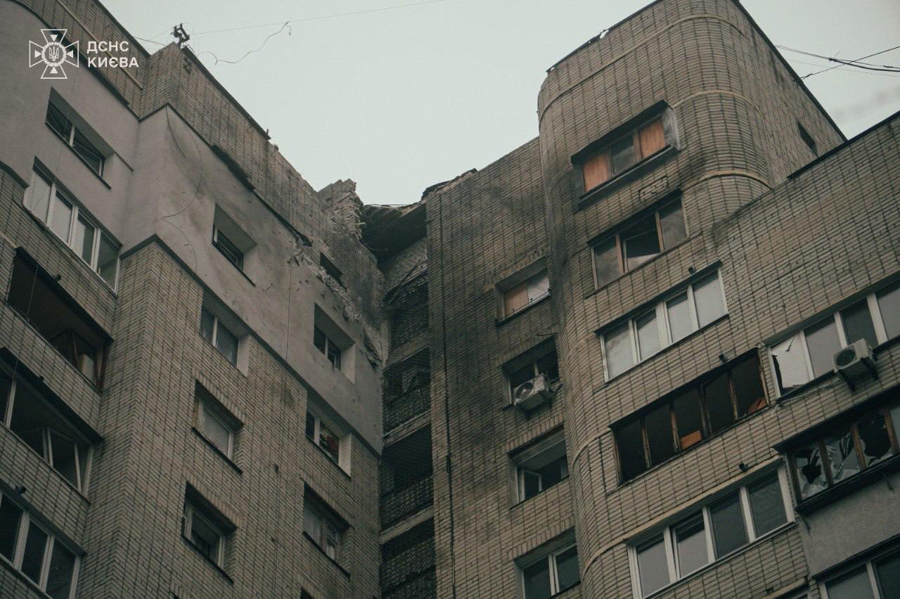 Rusia a atacat Ucraina cu zeci de drone. Un bloc de apartamente din Kiev a fost puternic avariat