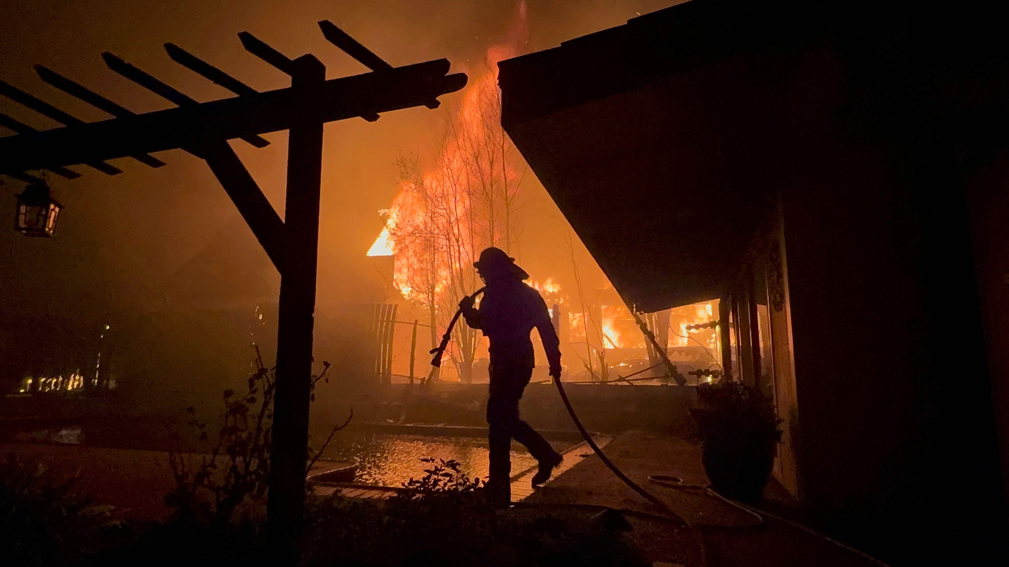 Dilemă morală în SUA: Americanii trimit deținuți pentru a stinge incendiile din California. „Ești doar o mână de lucru ieftină”