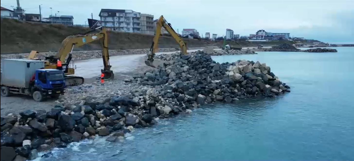 VIDEO Plaja din Costinești s-a transformat în șantier: La finalul lucrărilor, va avea 100 m lățime și 2,7 km lungime