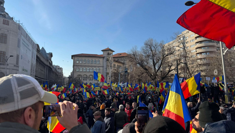 Participanți la protestul AUR.