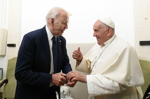 Biden l-a decorat pe Papa Francisc cu cea mai înaltă distincţie civilă din SUA, pentru că i-a slujit „pe cei vulnerabili şi fără voce”
