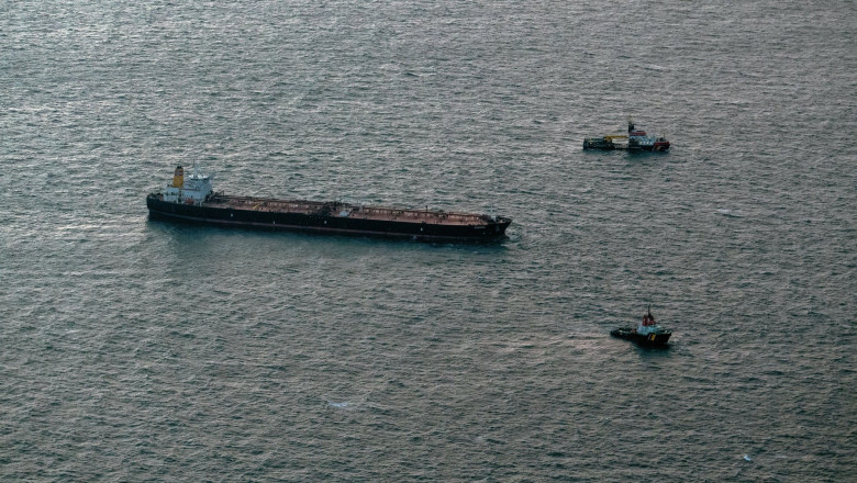 Petrolierul din „flota fantomă” a Rusiei aflat în derivă pe Marea Baltică a fost dus de germani în portul Sassnitz