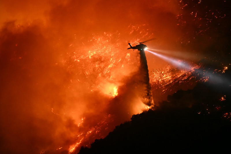 Intervenția disperată a pompierilor pentru oprirea incendiilor din Los Angeles. Foto: Profimedia Images