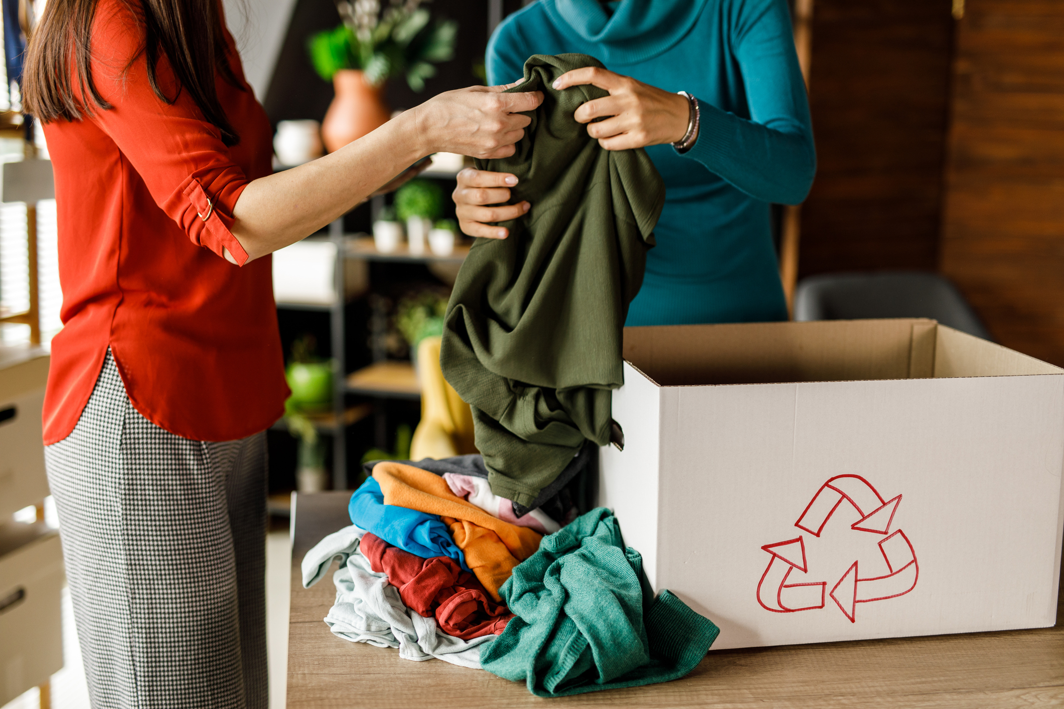 Primul oraș din România unde a început reciclarea hainelor vechi. Tomberoanele improvizate sunt păzite de polițiștii locali
