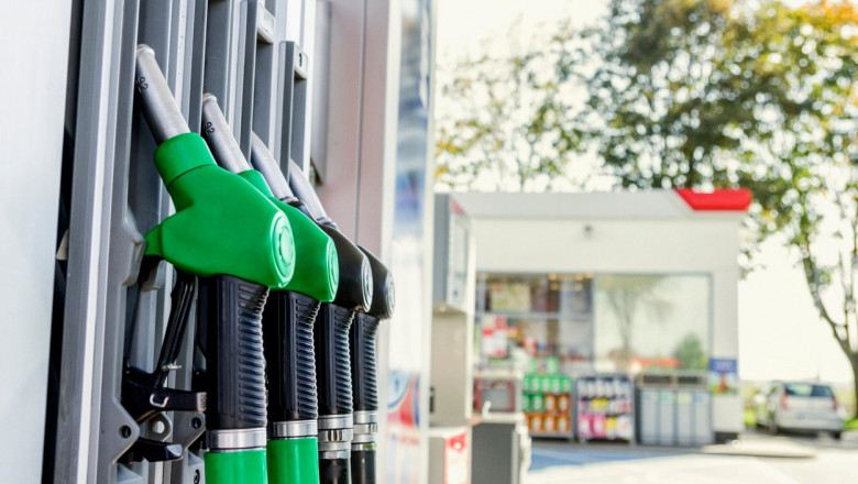 Carburanții s-au scumpit din nou. Cât vor plăti șoferii pentru un litru de benzină și motorină