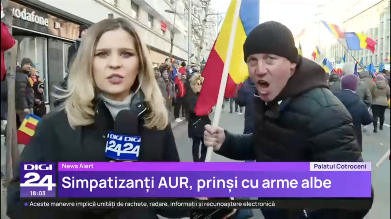 Echipa Digi24 a fost agresată la protestul AUR din București, a doua oară după mitingul lui Călin Georgescu. Reacția lui Simion