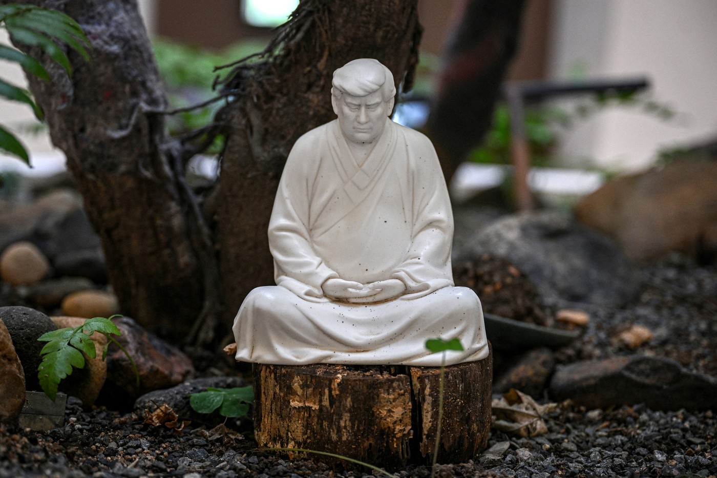 Donald Trump, bibelou de porțelan în China. Cu cât se vând statuetele care-l prezintă pe liderul american ca pe Buddha, meditând