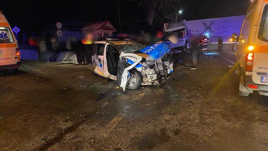 Accident în care au fost implicate o mașină de poliție și un TIR. Trei persoane rănite, transportate la spital