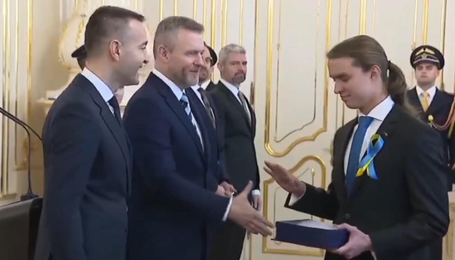 Momentul în care un elev olimpic la matematică, purtând simbolul ucrainean, a refuzat să dea mâna cu președintele Slovaciei