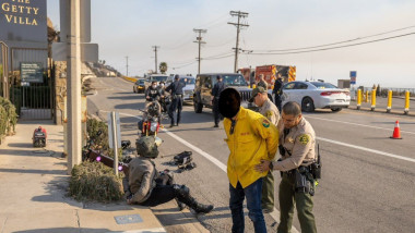 Un bărbat a fost arestat de polițiști în timp ce încerca să jefuiască o locuință din Malibu, California, deghizat în pompier