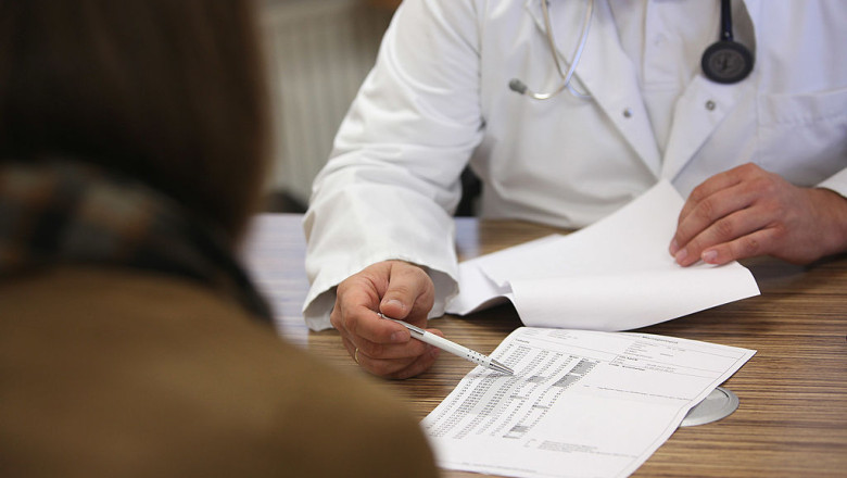 doctor prescrie o reteta pacientului
