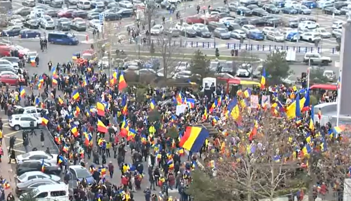 Sute de oameni, în parcul Tineretului, pentru „Marea Horă a Unirii Neamului”. A ajuns și Călin Georgescu