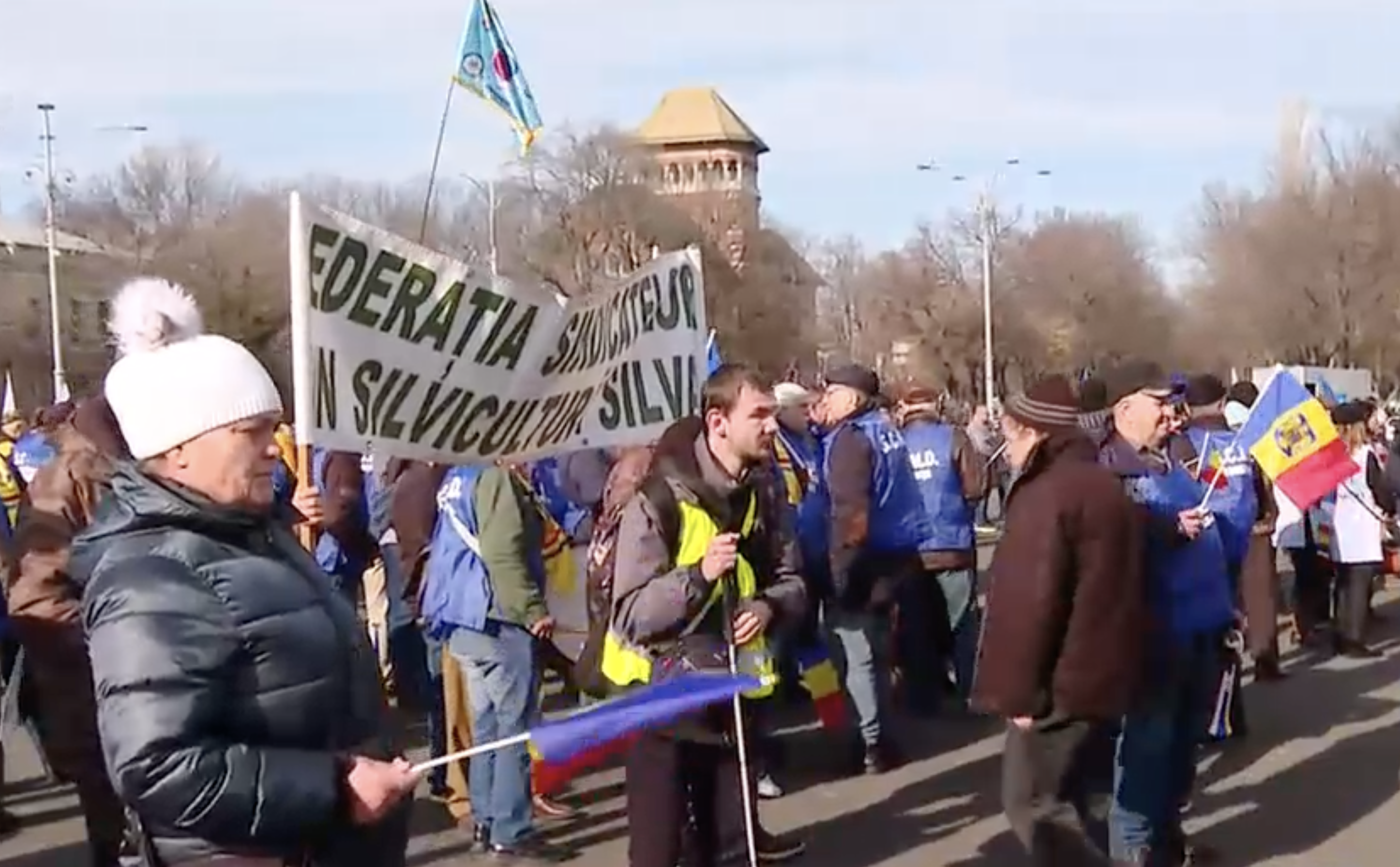 Protest în Piața Victoriei: sindicaliștii cer abrogarea ordonanței trenuleț. Susținătorii lui Călin Georgescu, în fața Guvernului