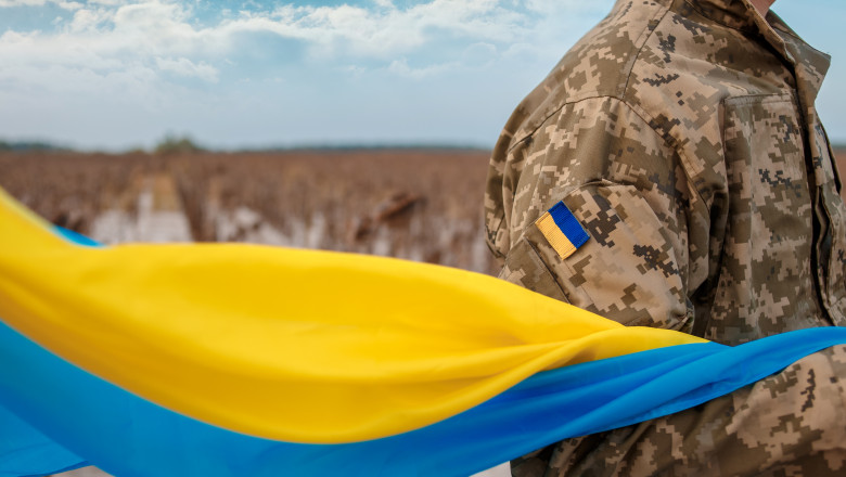 steagul ucrainei și un soldat ucrainean