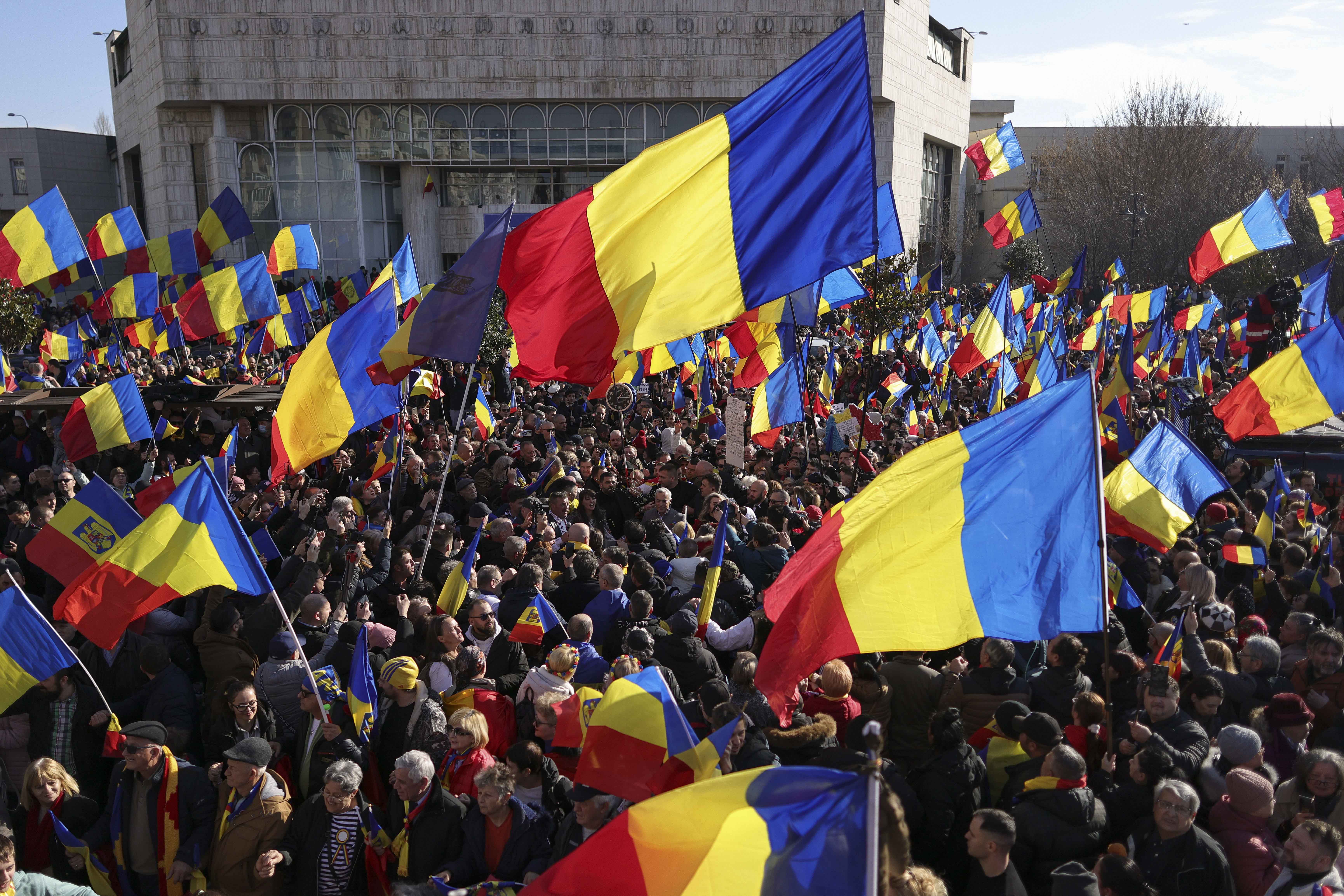 Susținătorii lui Georgescu s-au îmbrâncit cu jandarmii și au aruncat cu sticle, în Piața Victoriei. Amenzi de 18.000 de lei