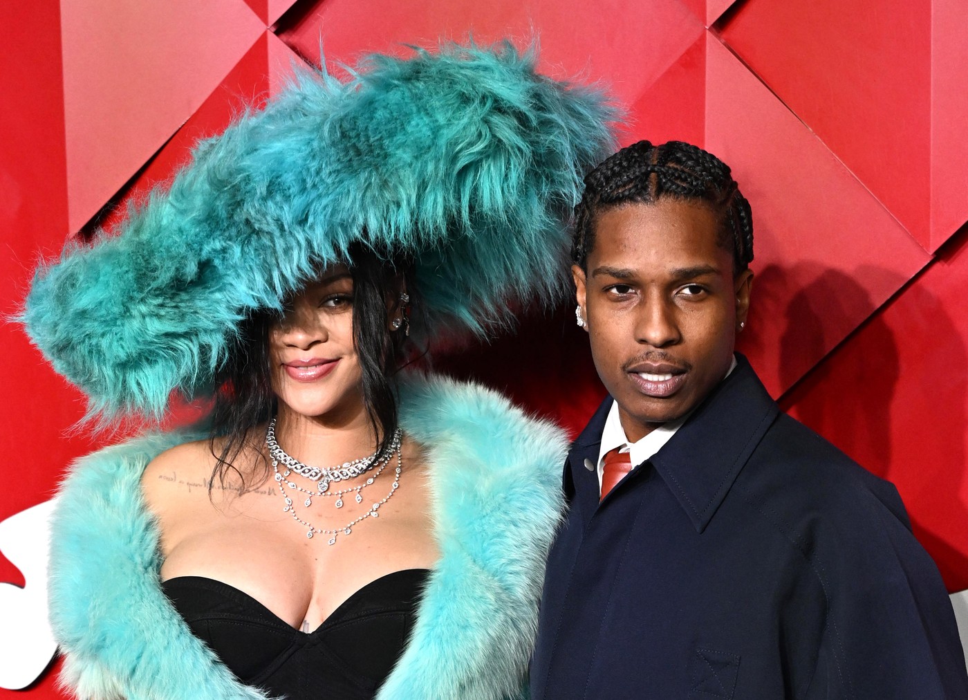 Focuri de armă la vila Rihannei din Beverly Hills. Poliția investighează incidentul