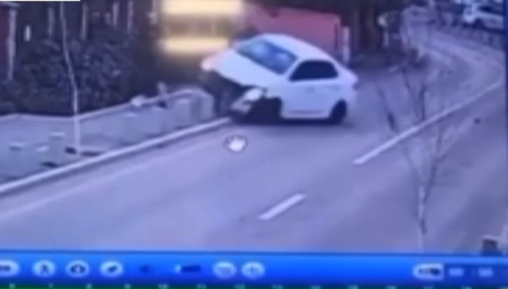 Accident pe o stradă din Chiajna: Un pieton e în stare gravă, după ce un șofer beat a intrat cu mașina pe trotuar și s-a răsturnat
