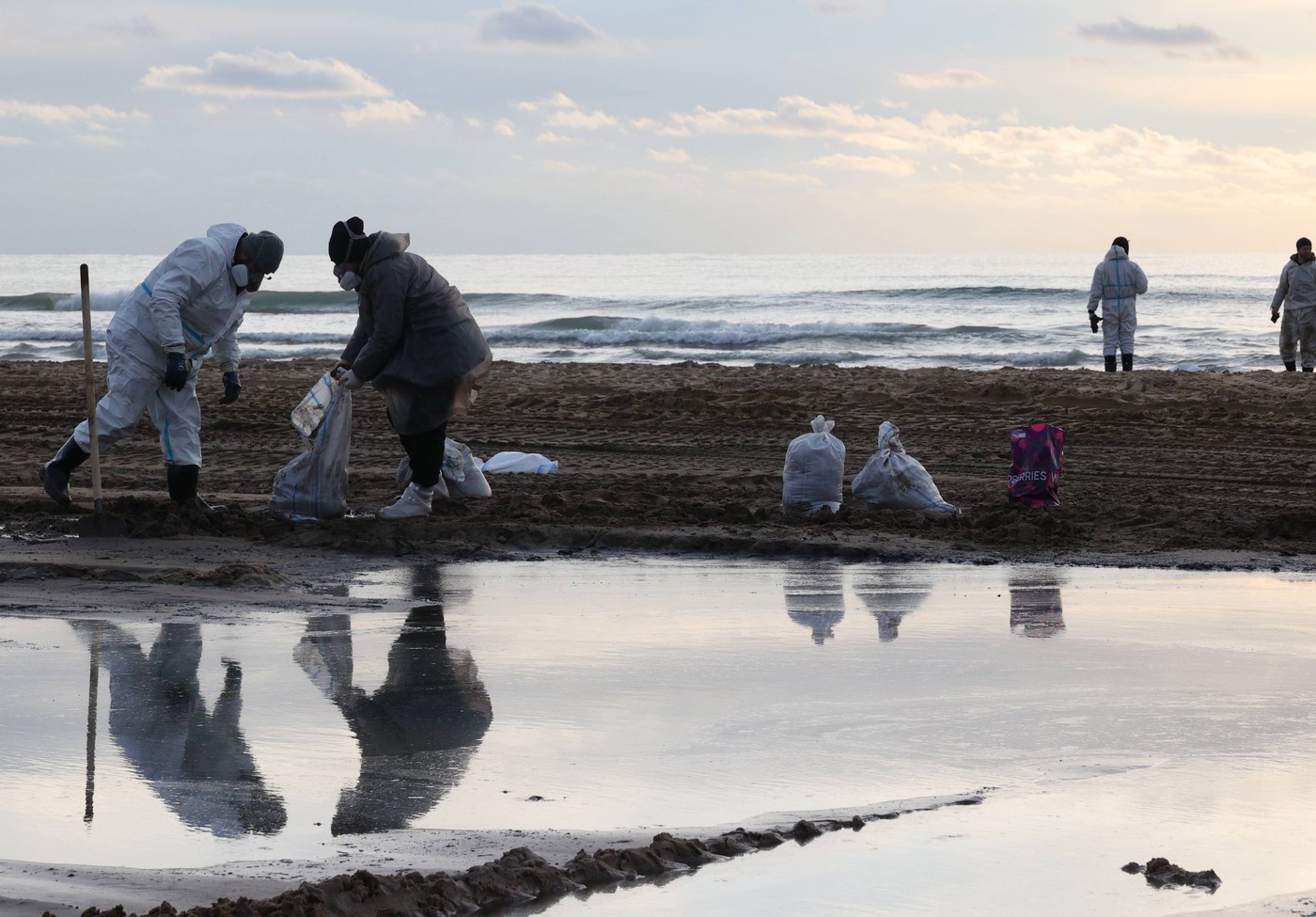 Efectul poluării uriașe cu petrol de la Marea Neagră: Rușii își schimbă planurile de vacanță și anulează rezervările din stațiuni