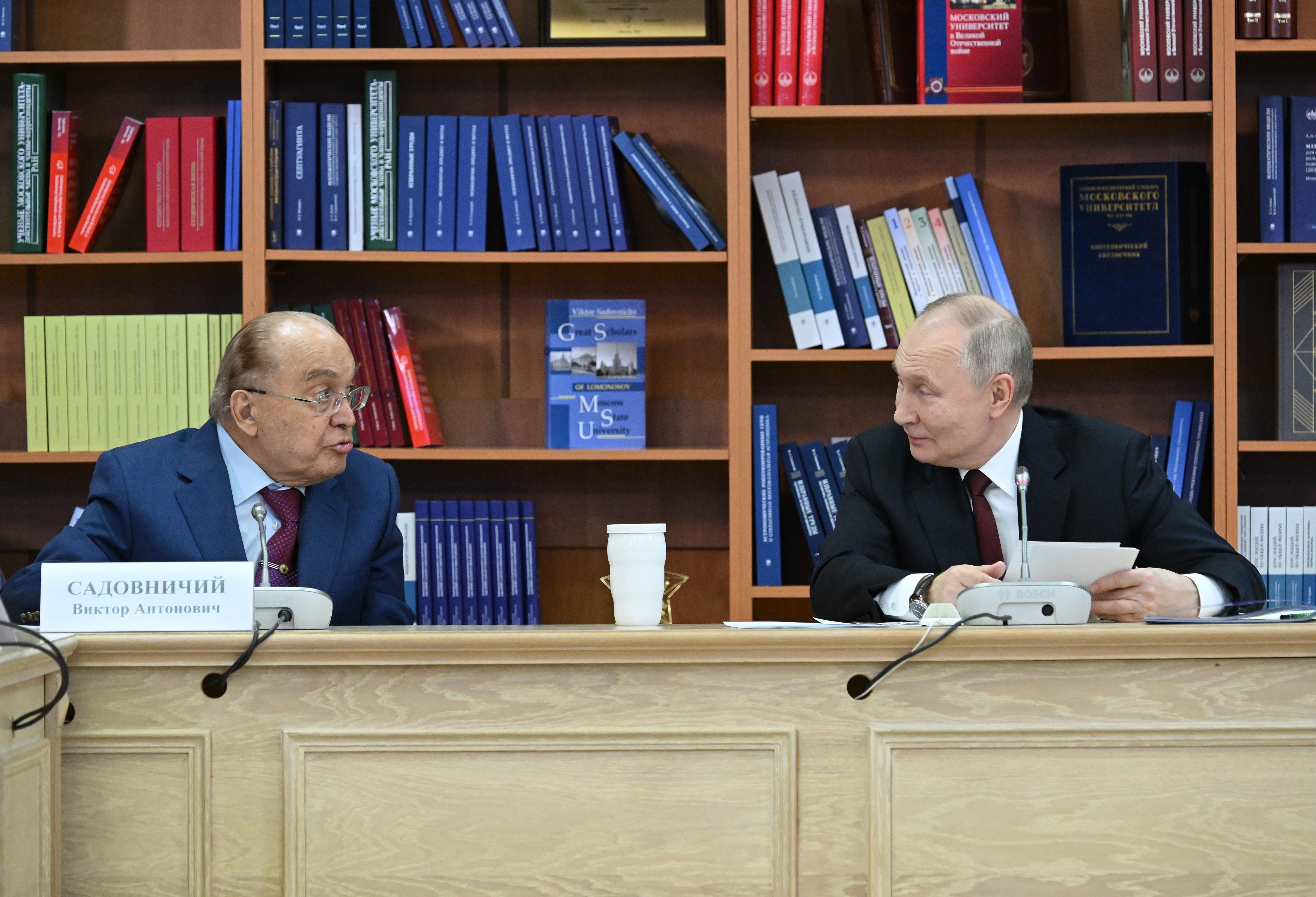 Reacția lui Putin după ce a fost contrazis de primarul Moscovei într-o discuție despre salariul mediu. „N-are cum. E mai mare”