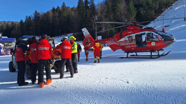 Un bărbat a suferit un traumatism cranio-cerebral, în urma unei căzături, pe o pârtie din Azuga. A fost solicitat un elicopter SMURD