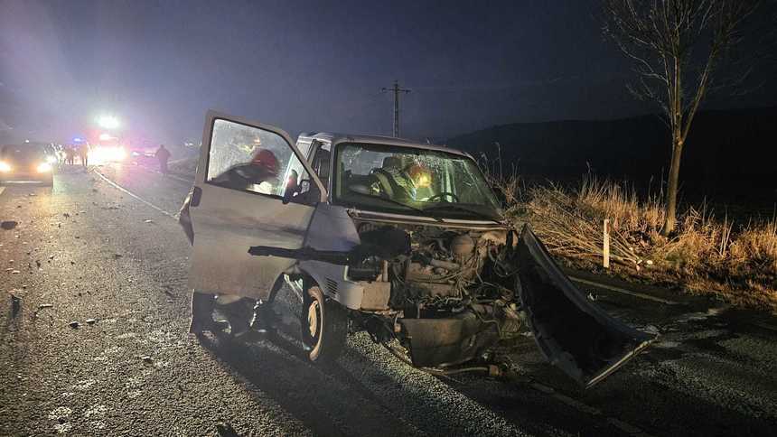 Accident grav pe DN1. Un șofer în vârstă de 23 de ani a murit, după ce a făcut o depăşire neregulamentară și s-a izbit de o dubă