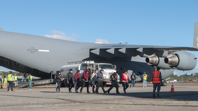 SUA expulzează migranți cu avioane militare.