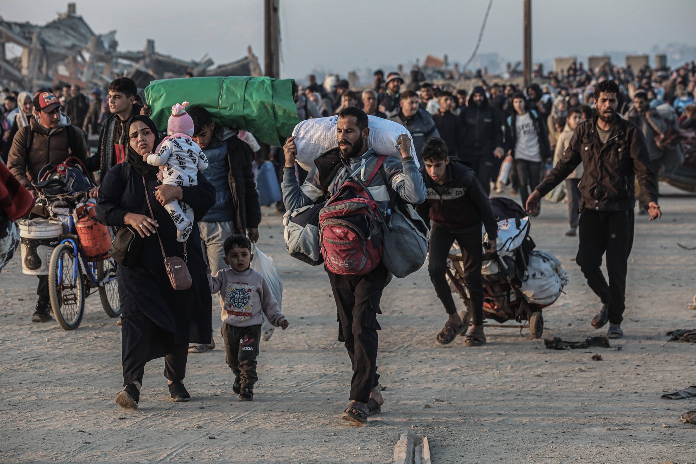 Mii de palestinieni strămutați se întorc în nordul Fâșiei Gaza, după încheierea unui acord privind ostaticii civili