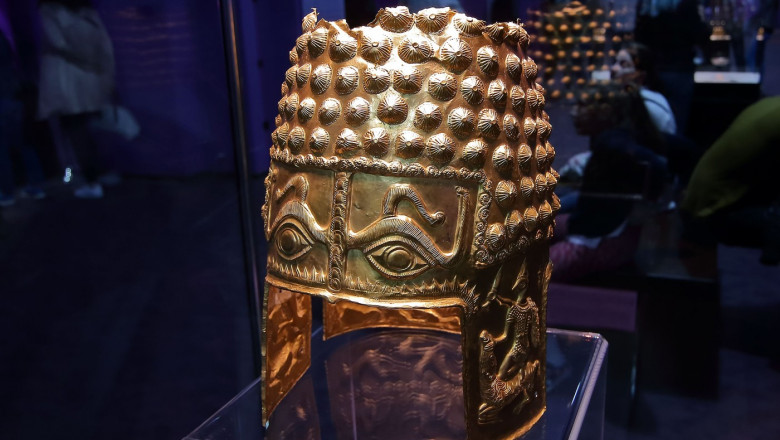 Au fost recuperate coiful de la Coțofenești și brățările dacice furate din muzeul Drents din Olanda