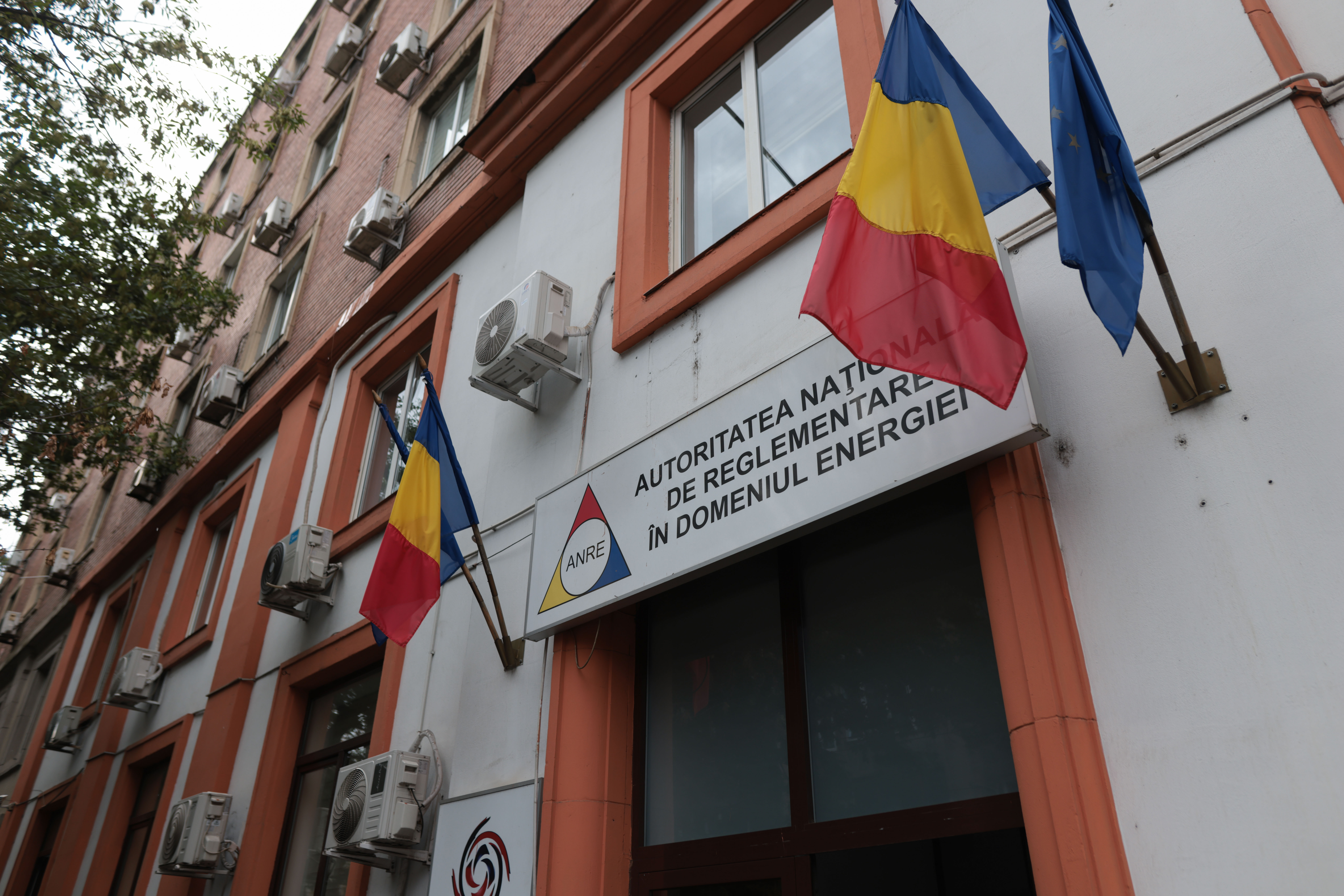 Curtea de Apel Bucureşti judecă azi cererea de suspendare a reorganizării ANRE. Ce a decis într-o cauză similară