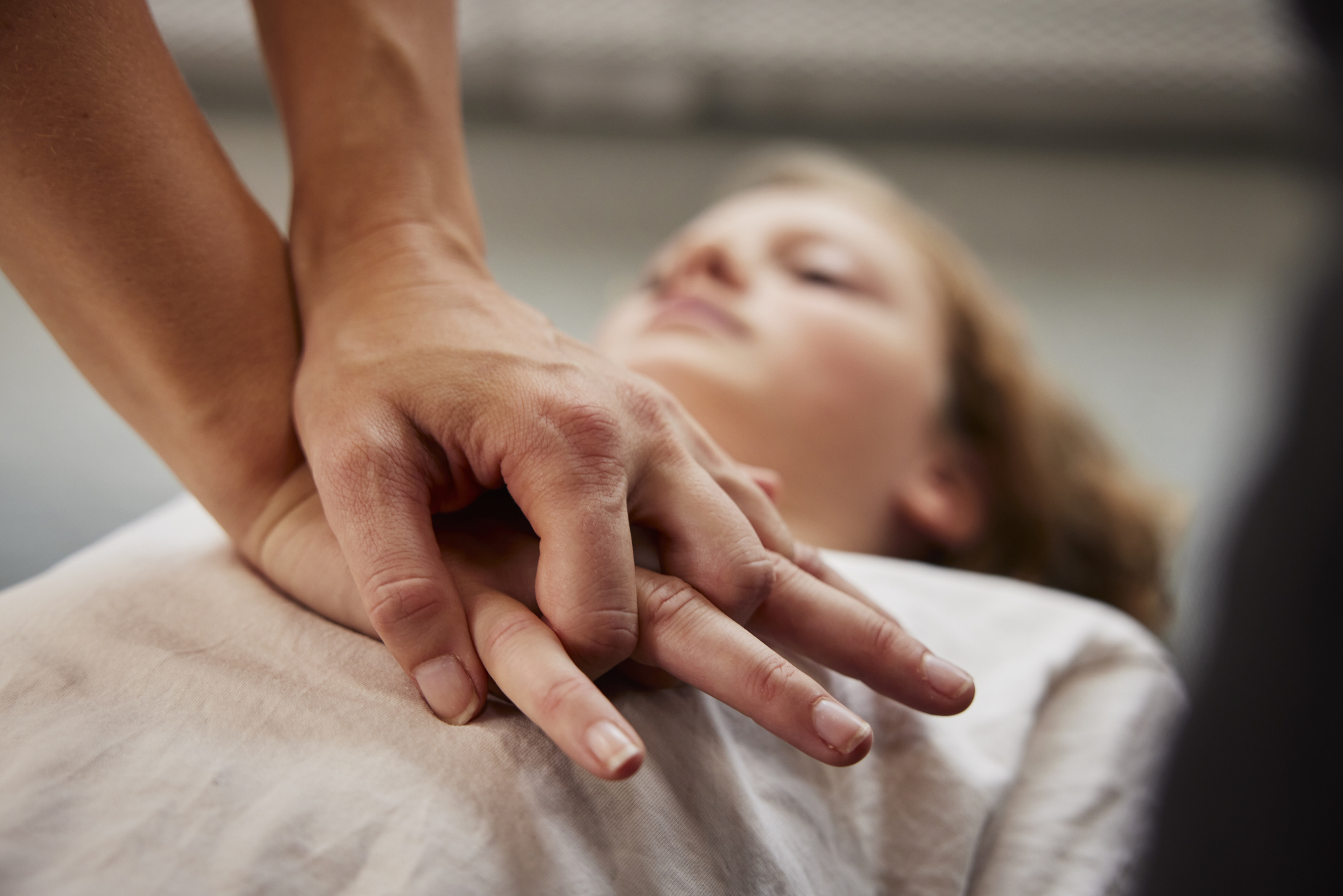 Resuscitare făcută sub amenințarea cuțitului. Experiența șocantă trăită de un medic de Ambulanță: „Se auzea cum umblă în tacâmuri”