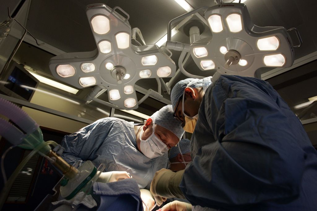 Românul care trăiește cu patru rinichi, după un caz rar de transplant cu repetiție realizat de medicii din Iași. „Nu mi-a fost frică”