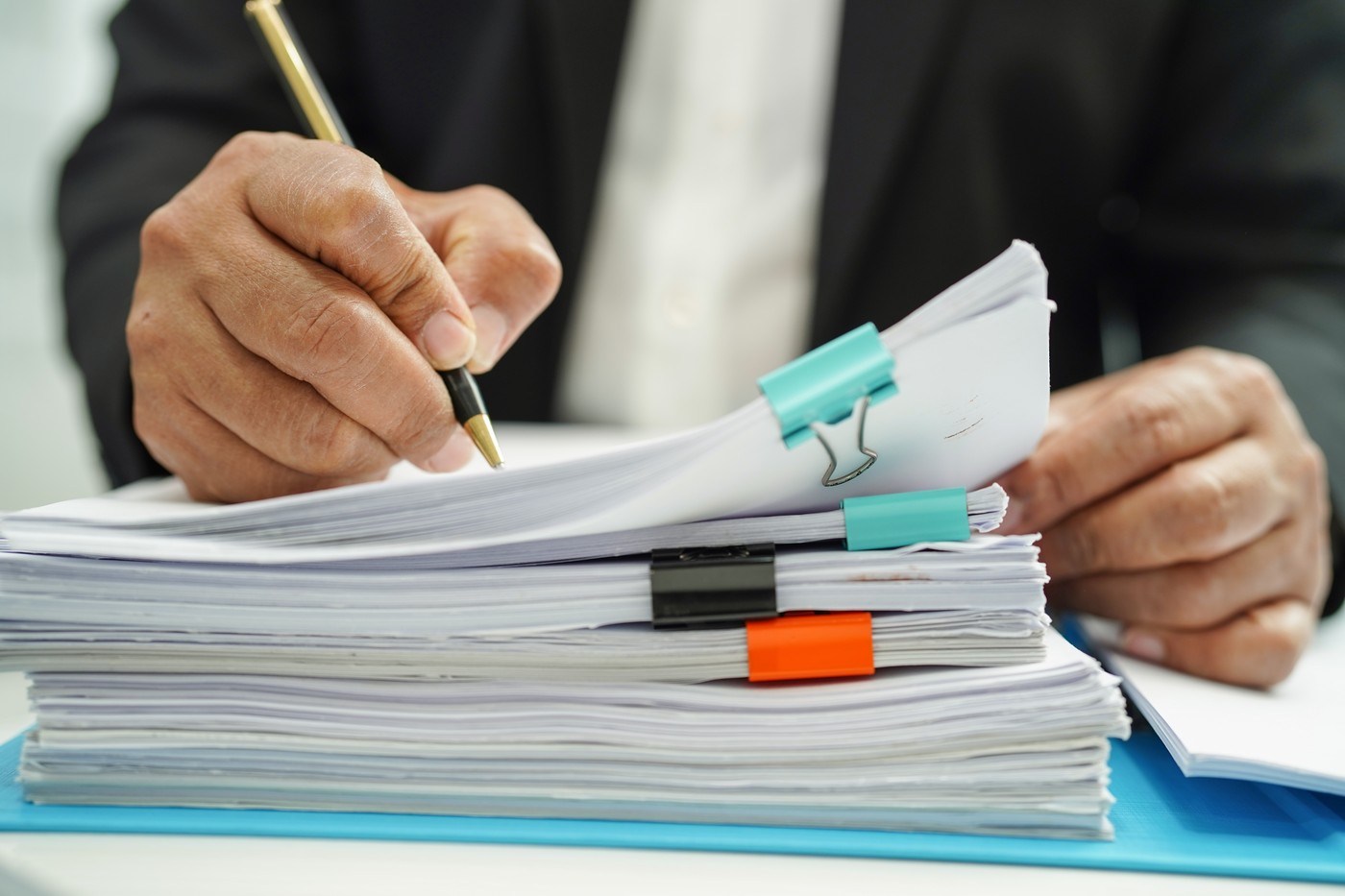 Angajații unei primării din Olt au beneficiat de salarii mărite cu 15% timp de numai 12 zile