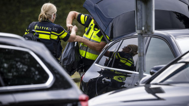 2022-09-13 13:23:27 HEESWIJK-DINTHER - The Fiscal Intelligence and Investigation Service (FIOD) and the police leave a house on the Meerstraat in Heeswijk-Dinther after a raid. It concerns the house of Jumbo CEO Frits van Eerd. ANP ROB ENGELAAR netherland