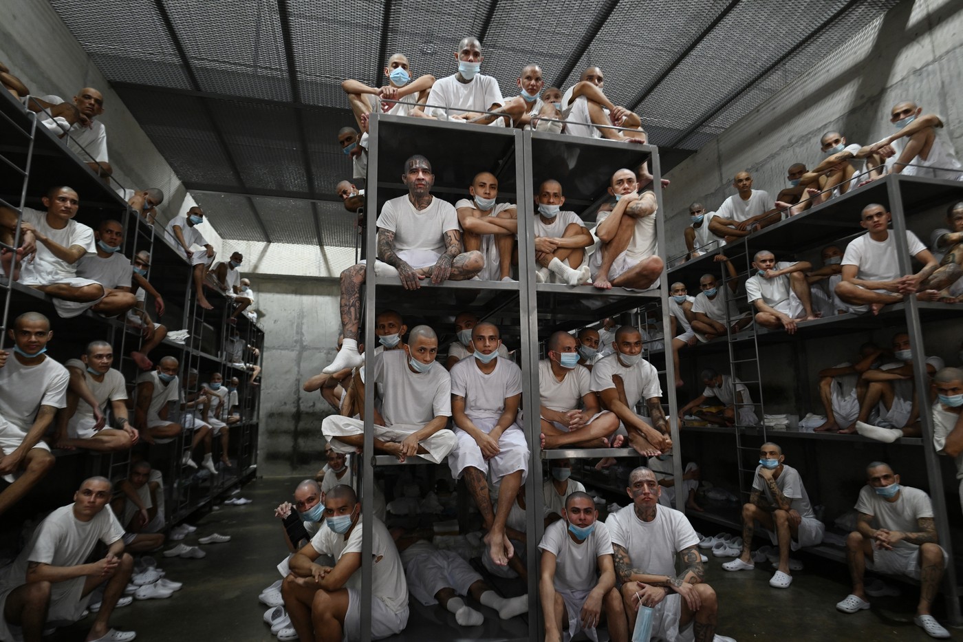 Mega-închisoarea unde nevinovații împart celula cu teroriștii în condiții inumane: „Exemplu” pentru Trump, coșmar pentru deținuți