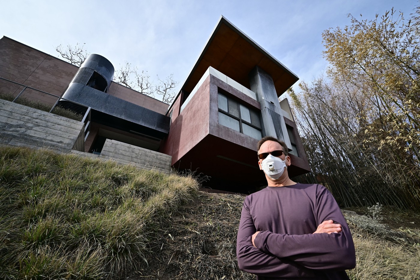 Lecție de arhitectură printre ruinele din Los Angeles. Cum fost construită o casă rezistentă la foc, care a rămas intactă după incendii